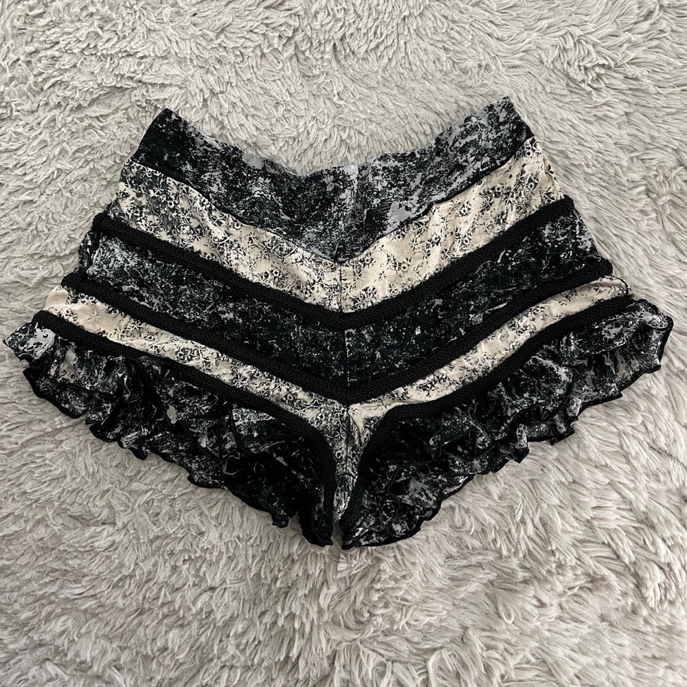 Signature 8 Black and Beige Ruffled Shorts
